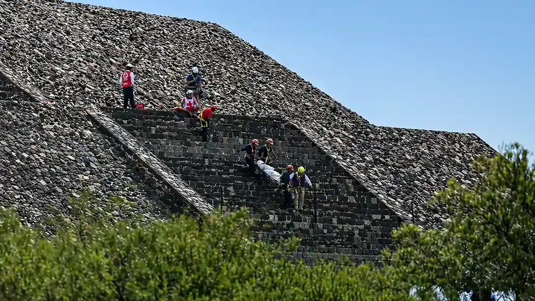 Emergency responders at the Pyramid of the Moon in Teotihuacán after a gunman opened fire on tourists, leaving one dead and multiple injured.